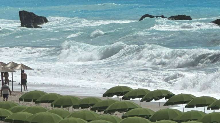 Λευκάδα: Τα τεράστια κύματα "κατάπιαν" έναν άτυχο τουρίστα από τη Ρουμανία- Οι ναυαγοσώστες είχαν προειδοποιήσει