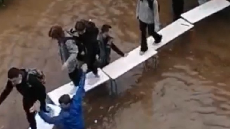 Κακοκαιρία &quot;Μπάλλος&quot;: Μαθητές βγήκαν από το σχολείο πάνω σε &quot;γέφυρα&quot; από θρανία  [Βίντεο]