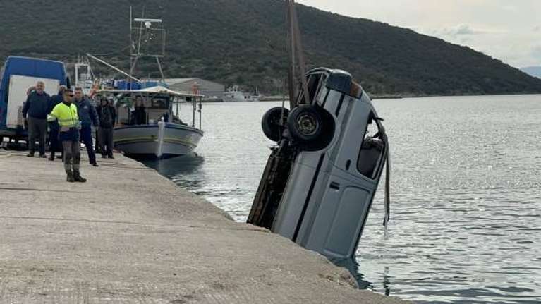 Καβάλα: Νεκρός ο οδηγός του αυτοκινήτου που έπεσε στο λιμάνι της Νέας Περάμου [εικόνες - βίντεο]