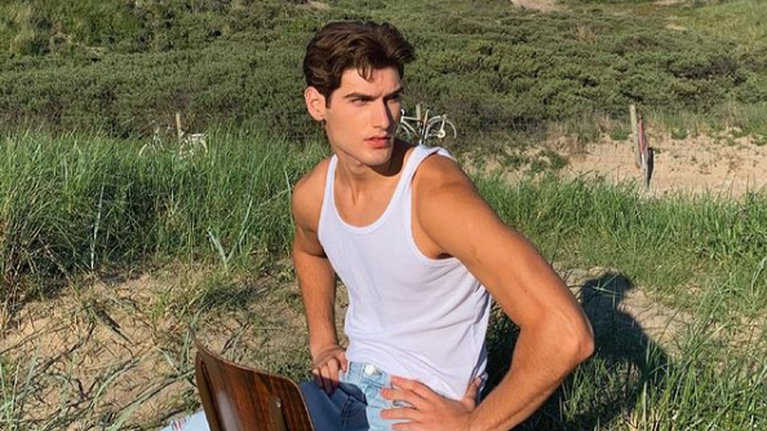 Αιμιλιάνο - GNTM: Εντυπωσιακός με λευκό μαγιό στο catwalk των Dolce and Gabbana στο Μιλάνο