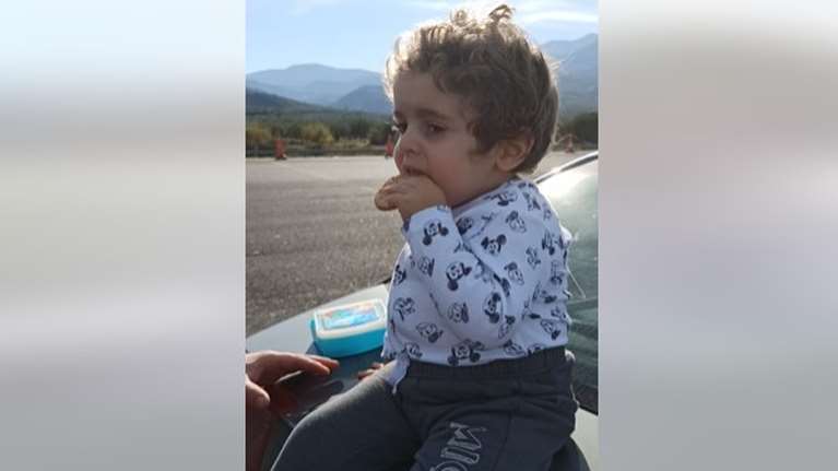 Το μήνυμα του Παναγιώτη – Ραφαήλ για τα Χριστούγεννα - Χαμογελαστός πάνω σε αυτοκίνητο [Βίντεο]