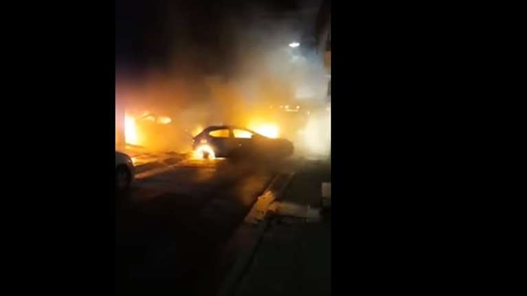 Πανικός στα Σεπόλια: Εμπρησμός σε ΙΧ προκάλεσε φωτιά - Εκκενώθηκε πολυκατοικία, στο νοσοκομείο μητέρα με το μωρό της [βίντεο]