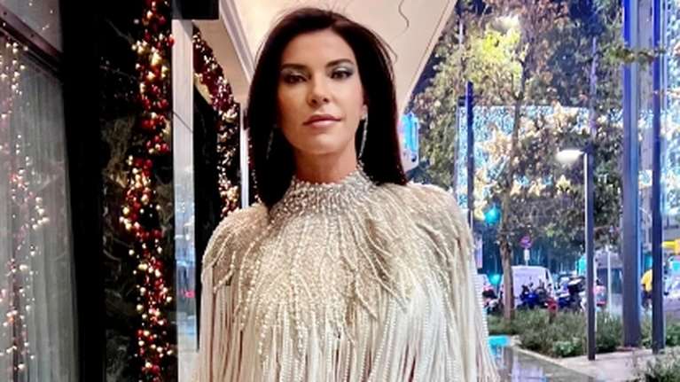 Μαρίνα Βερνίκου: Super glam με λευκά στο κέντρο της Αθήνας - Τα περίτεχνα κρόσια με τις πέρλες και τα στρας