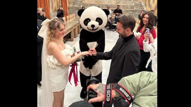 Epic: Ο Μπακογιάννης έκανε γάμο στο δημαρχείο Αθηνών με κουμπάρο ένα... πάντα [εικόνα]