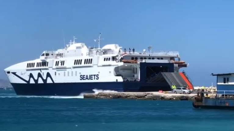 Μάγκας καπετάνιος δένει καράβι στο λιμάνι της Νάξου με ριπές ανέμου 9 μποφόρ [βίντεο]