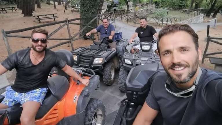 &quot;Θα μας λείψεις πολύ...&quot;: Η σπάνια φωτογραφία με τον Βασίλη Καρρά πάνω σε γουρούνα που δημοσίευσε ο Νίκος Βέρτης