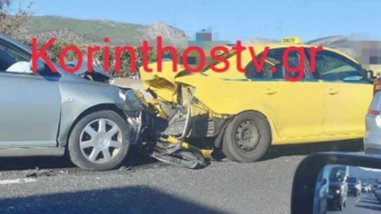 Καραμπόλα τριών αυτοκινήτων στην Αθηνών - Κορίνθου - Δείτε τις εικόνες