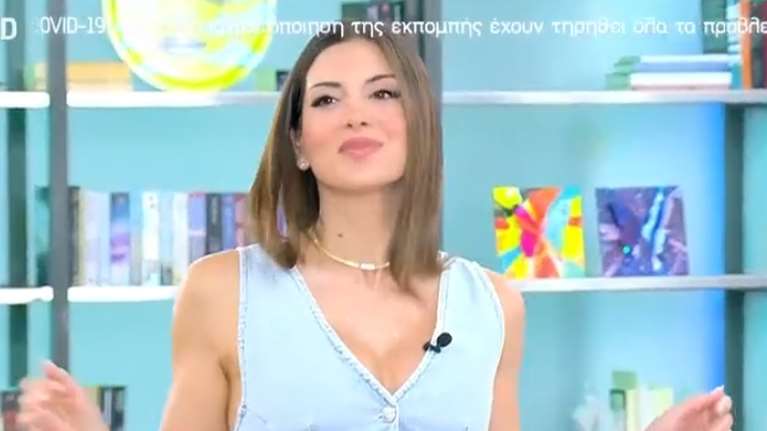 Σταματίνα Τσιμτσιλή: Φόρεσε το απόλυτο denim deux pieces: Με cropped μπούστο και φούστα με μεγάλο σκίσιμο