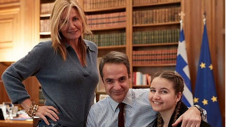 Μητσοτάκης: Τούρτα-έκπληξη από τη Μαρέβα και την κόρη του Δάφνη για τα γενέθλιά του