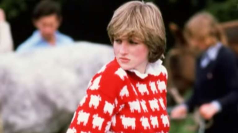 &quot;Χρυσάφι&quot; πουλήθηκε το διάσημο κόκκινο πουλόβερ της Νταϊάνα - Το είχε φορέσει λίγο μετά τον αρραβώνα της με τον Κάρολο