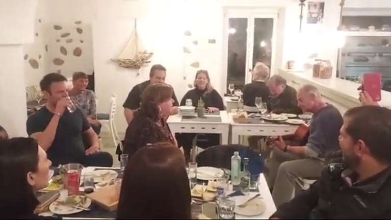 Στέφανος Κασσελάκης: Του τραγούδησαν Ξυλούρη και το "Bella Ciao" σε ταβέρνα της Αστυπάλαιας [βίντεο]