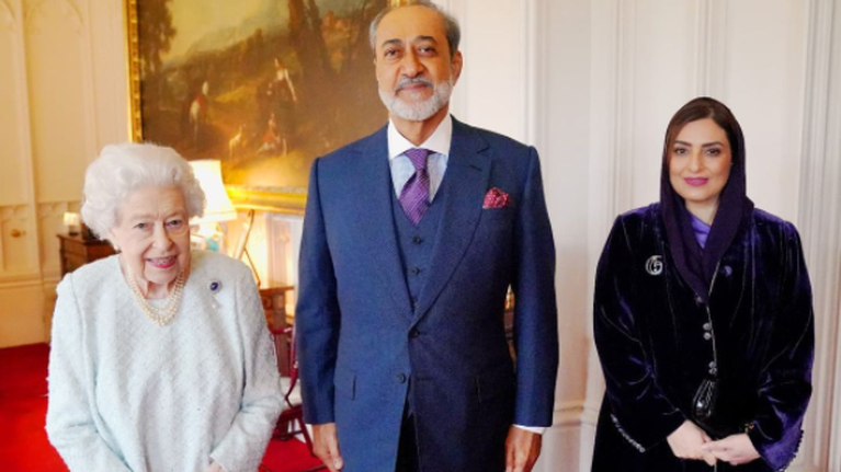 Αγέρωχη η Βασίλισσα Ελισάβετ: Χαμογελαστή δίπλα στον σουλτάνο του Ομάν - Όρθια και χωρίς μάσκα [εικόνα]