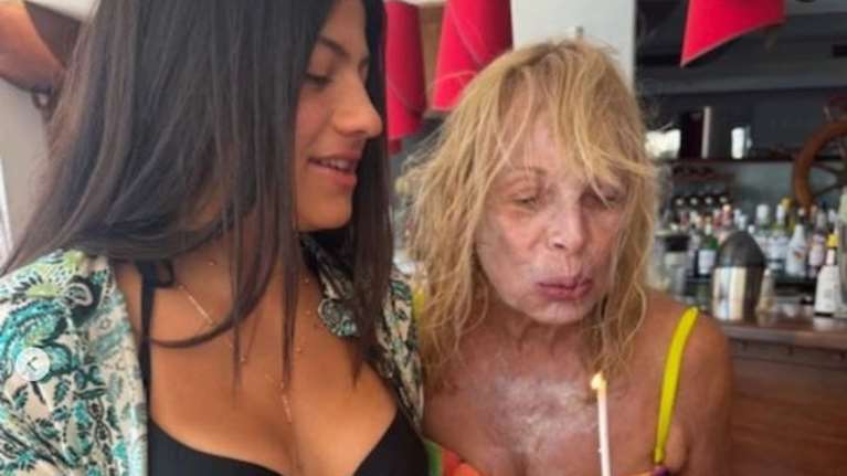 Άννα Φόνσου: Γιόρτασε τα γενέθλιά της στην παραλία και έσβησε κεράκια με πολύχρωμο μπικίνι [εικόνες]