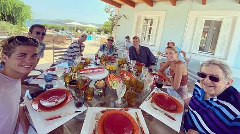 Τέως Κωνσταντίνος: Οικογενειακά στις Σπέτσες - Παύλος, Μαρί Σαντάλ, Μαρία Ολυμπία και ο σύντροφός της [εικόνες]