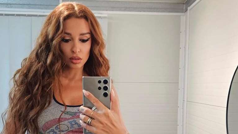 Η Ελένη Φουρέιρα έκλεισε τα 37: Η κατακόκκινη τούρτα και η τρυφερή φωτογραφία με τον γιο της [εικόνες]