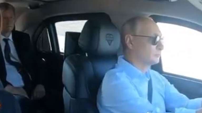 Ο Πούτιν τεστάρει νέο δρόμο οδηγώντας ο ίδιος την πολυτελή λιμουζίνα Aurus - Η παρατήρηση που έκανε [Βίντεο]