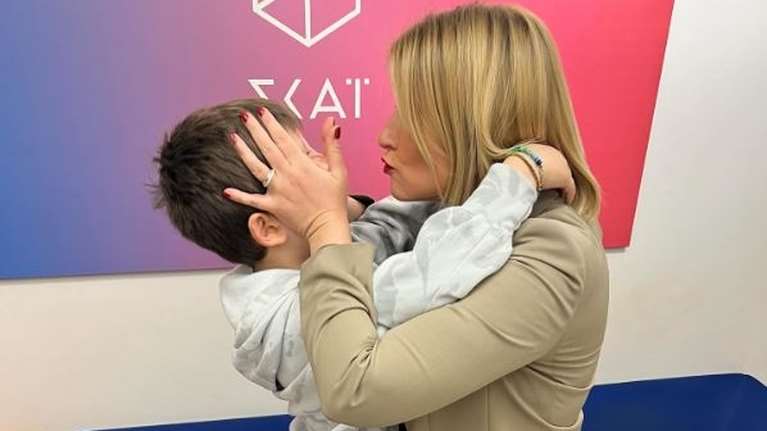 Σία Κοσιώνη: Η τρυφερή φωτογραφία με τον γιο της, Δήμο, και το... &quot;καθόλου καταπιεστικό ζούληγμα&quot;