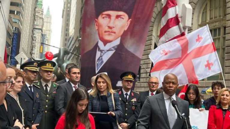 Κατηγορούμενος για διαφθορά ο δήμαρχος της Νέας Υόρκης: Οι σχέσεις με την Τουρκία, οι δωρεές και τα αεροπορικά εισιτήρια