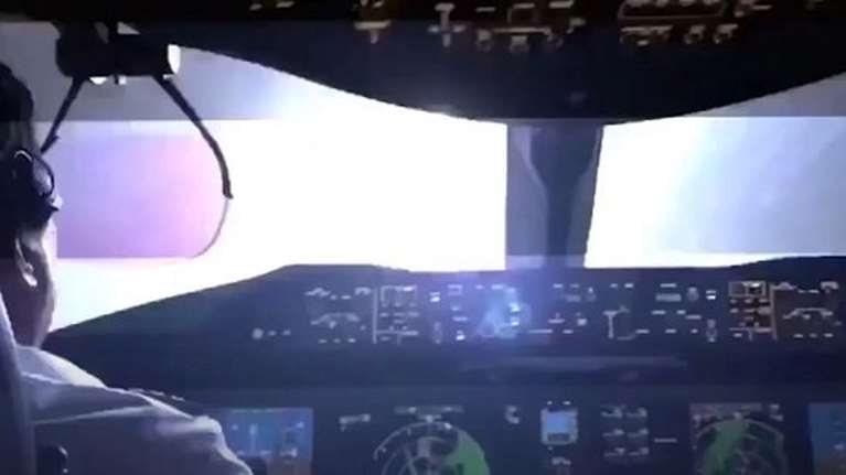 Η τρομακτική στιγμή που ένας κεραυνός χτυπά αεροσκάφος λίγο πριν προσγειωθεί [εικόνες - βίντεο]