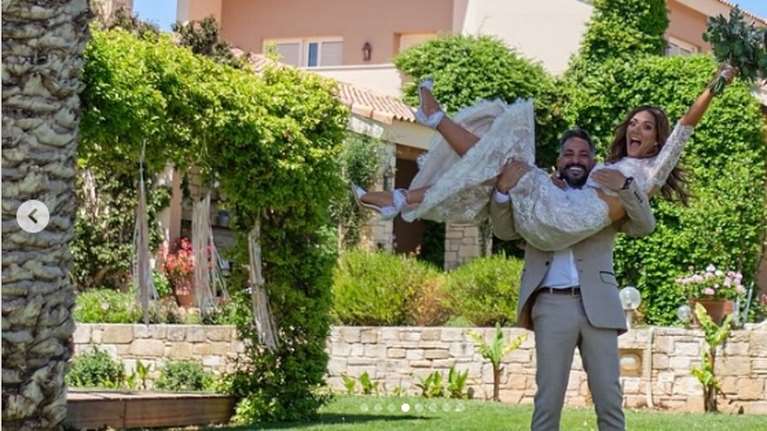 Επέτειος για τη Βάσω Λασκαράκη και τον Λευτέρη Σουλτάτο - Οι φωτογραφίες από τον γάμο τους