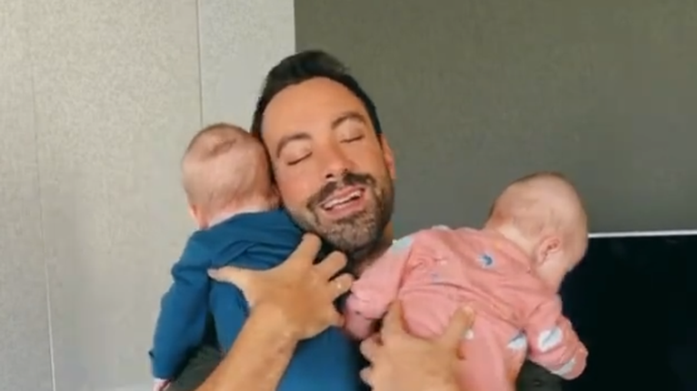 Σάκης Τανιμανίδης: Ο απόλυτος χαζομπαμπάς με τις δίδυμες κόρες του στην αγκαλιά