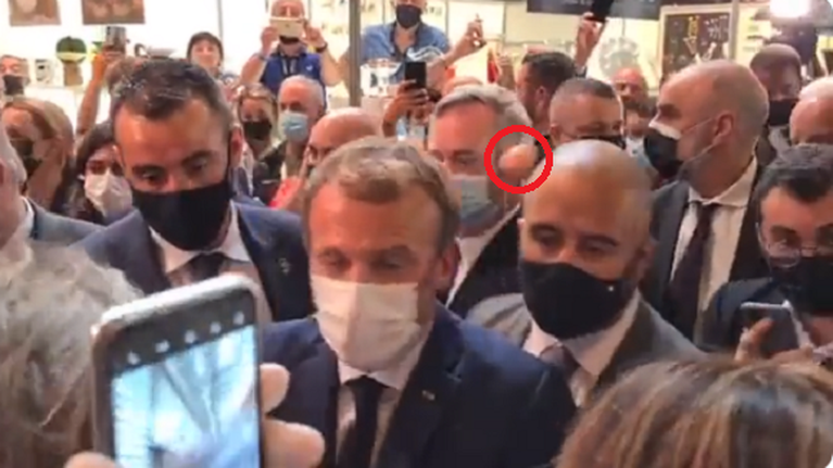 Νεαρός εκτόξευσε αυγό εναντίον του Μακρόν σε έκθεση στη Λιόν- Συνελήφθη αμέσως από τους άνδρες ασφαλείας [βίντεο]