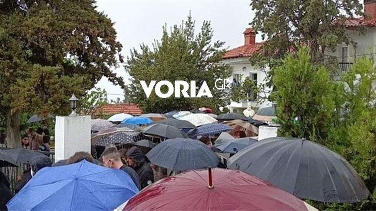 Θεσσαλονίκη: Κοσμοσυρροή σε κηδεία ιερέα που πέθανε από κορονοϊό - Χωρίς αποστάσεις και μέτρα [βίντεο]