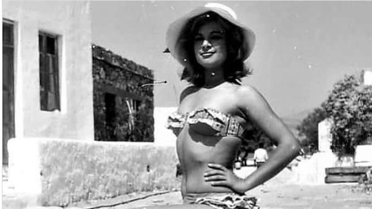 Αλίκη Βουγιουκλάκη: Η σπάνια φωτογραφία από τα γυρίσματα της Μανταλένας στην Αντίπαρο