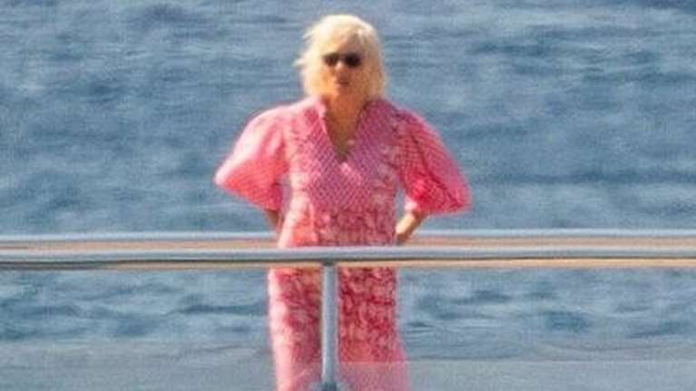 Η βασίλισσα Καμίλα στα ελληνικά νησιά με το σκάφος 35 εκατ. ευρώ του δωρητή των Τόρις