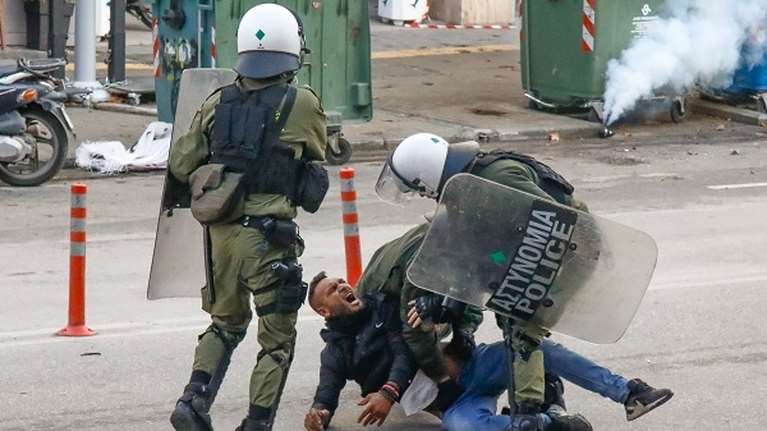 Θεσσαλονίκη: Επεισόδιο με τον πατέρα του 16χρονου Ρομά - &quot;Τον γιο μου σκοτώσανε!&quot; [εικόνες - βίντεο]