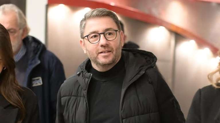 &quot;Κανόνια και τρομπέτες&quot; για τον Νίκο Ανδρουλάκη: Στο θέατρο με τον Μιχάλη Αεράκη και βουλευτές