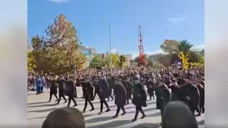 Ο Νίκος Παπανδρέου καταγγέλλει ότι συμμετείχε ακροδεξιά οργάνωση στην παρέλαση της 28ης Οκτωβρίου στη Θεσσαλονίκη [βίντεο]