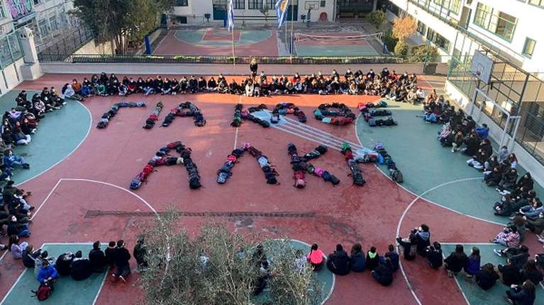 Εγραψαν με τις τσάντες τους &quot;Για κάθε Αλκη&quot;: H συγκινητική πρωτοβουλία μαθητών για τη δολοφονία του 19χρονου [εικόνα]