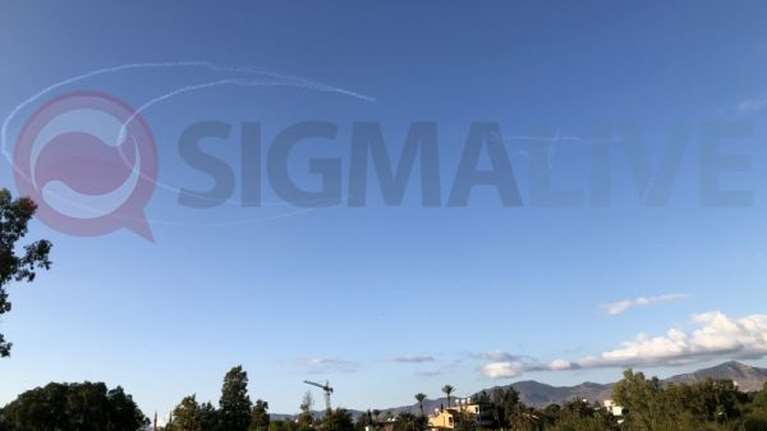 Πρόκληση στον ουρανό της Κύπρου – Μαχητικά σχημάτισαν την ημισέληνο [εικόνες]
