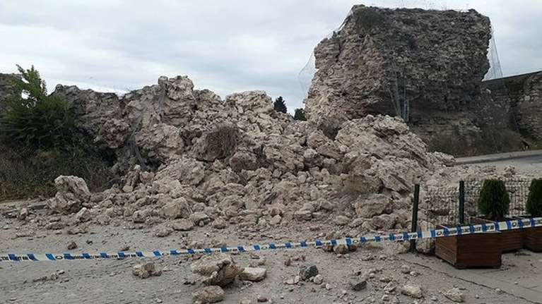 Κωνσταντινούπολη: Κατέρρευσε μέρος των ιστορικών τειχών - Τα είχε χτίσει ο αυτοκράτορας Θεοδόσιος το 447 μ.Χ.