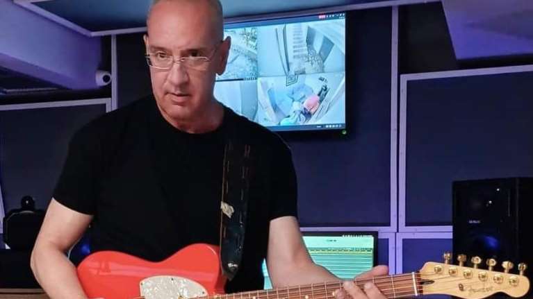 Αντώνης Δημητρίου: Πέθανε ξαφνικά ο κιθαρίστας των &quot;Ενδελέχεια&quot; - Τι έγραψε ο ξάδερφός του, Γρηγόρης Ψαριανός