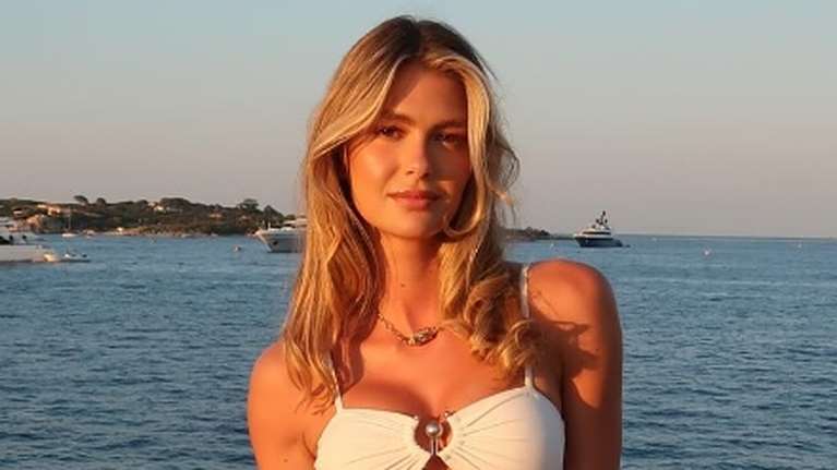 Αμαλία Κωστοπούλου: Εντυπωσιακή στο κοσμοπολίτικο Κάπρι με σατέν slip dress με μαύρη δαντέλα