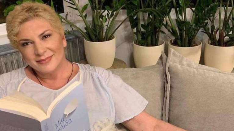 Δήμητρα Λιάνη Παπανδρέου: Η summer εμφάνιση στην Αργυρούπολη - Τα ιδιαίτερα μακριά σκουλαρίκια της