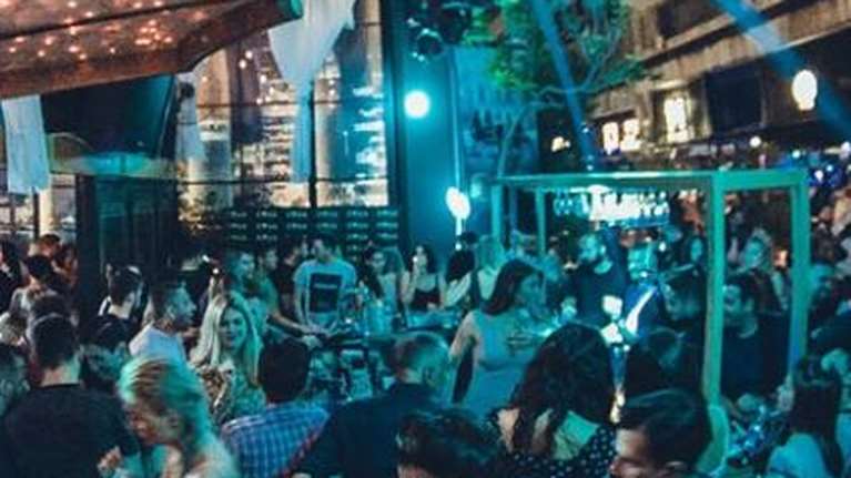 Φόβος για νέα έξαρση κορονοϊού στη χώρα - Ανησυχούν οι επιστήμονες για τις εικόνες συνωστισμού στα μπαρ