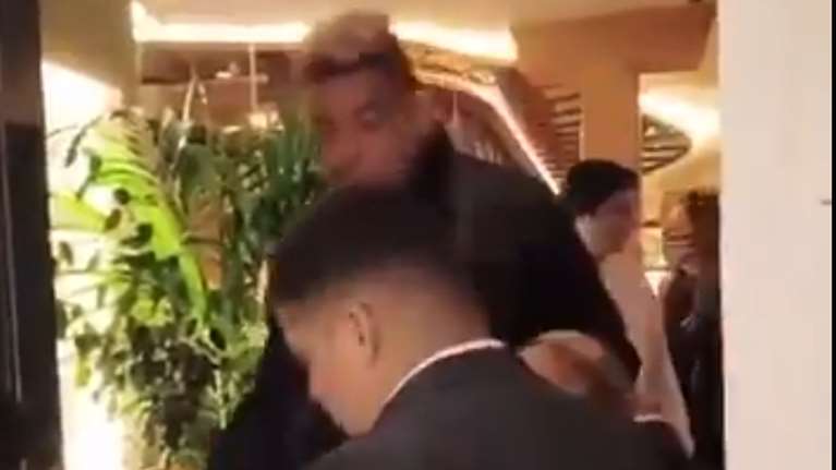 Ρονάλντο: &quot;Λιώμα&quot; σε εστιατόριο της Μαδρίτης - Εμφανώς μεθυσμένος, τον κρατάνε για να μπει σε αυτοκίνητο [βίντεο]