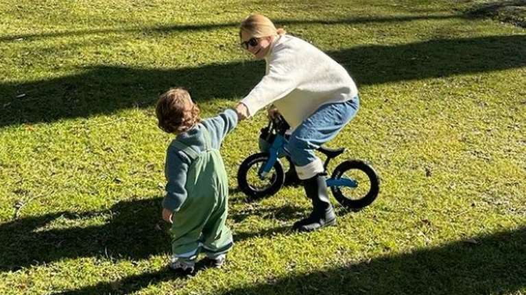 Η Τζένη Μπαλατσινού φωτογραφίζει τον 3χρονο γιο της και το Instagram ... &quot;λιώνει&quot; [εικόνες]