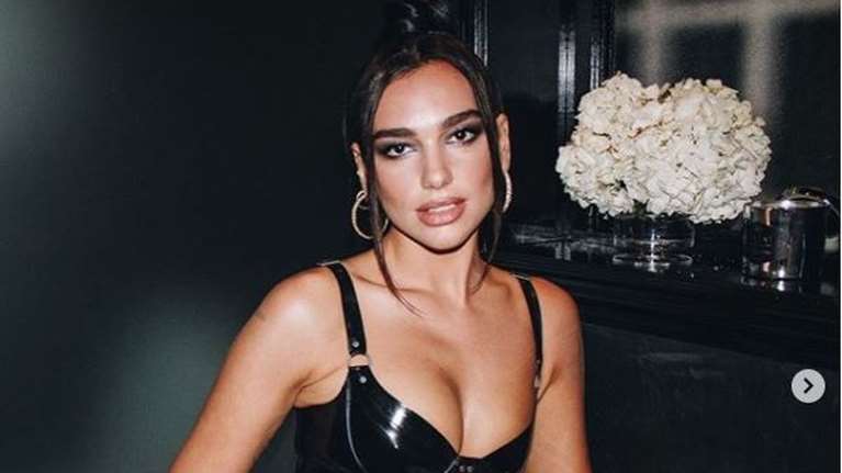 Dua Lipa: Το πορτοκαλί μπικίνι της &quot;έριξε&quot; το Instagram - 3 εκατ. likes σε λίγες ώρες
