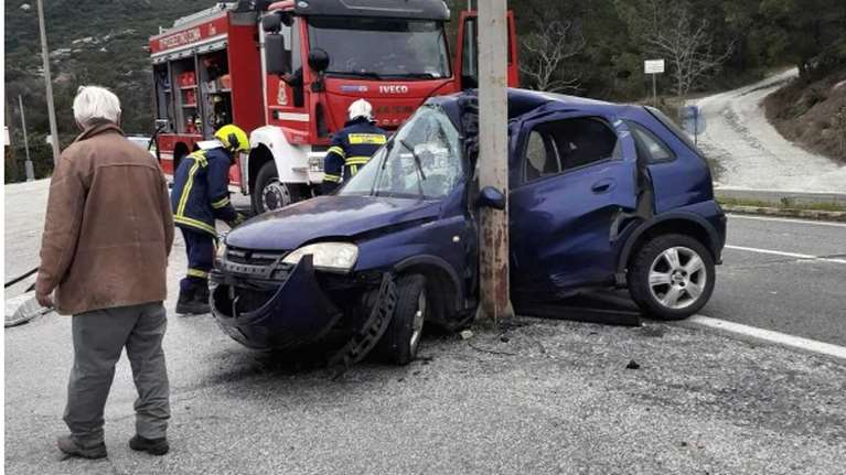 Ανατριχιαστικό τροχαίο στην Καβάλα: 22χρονη οδηγός καρφώθηκε σε κολώνα και χαροπαλεύει διασωληνωμένη [εικόνες]