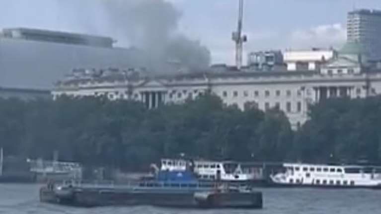 Λονδίνο: Φωτιά στο εμβληματικό Somerset House - Πρώτες εικόνες - Βίντεο