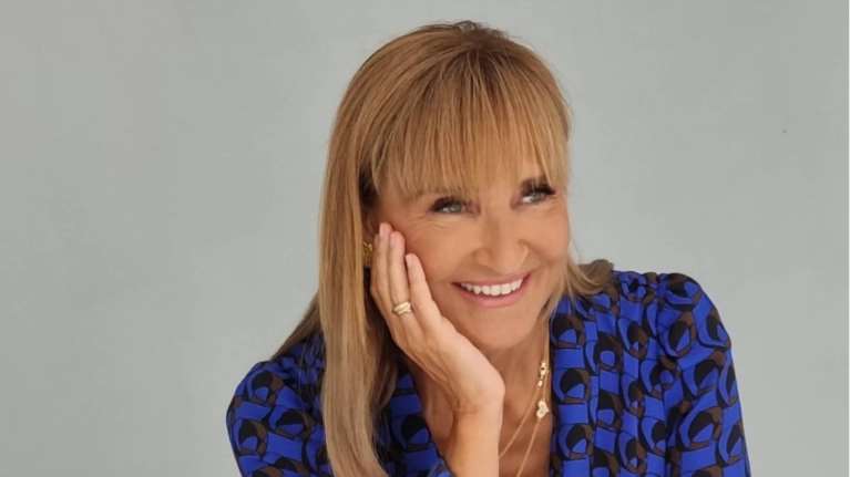 Μάρα Ζαχαρέα: Ποζάρει στo νησί με διάφανη μίνι τουνίκ και πορτοκαλί neon μπικίνι