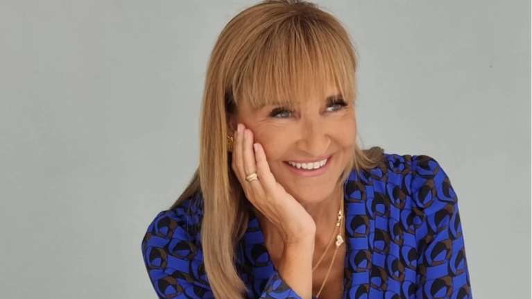 Μάρα Ζαχαρέα: Δείχνει το σώμα της με μαύρο μικροσκοπικό μπικίνι στα 57 της