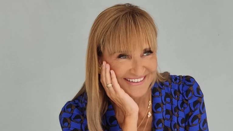 Μάρα Ζαχαρέα: Το καλοκαιρινό every day look της με εμπριμέ αέρινο φόρεμα - οι φλατ εσπαντρίγιες που απογείωσαν το στυλ