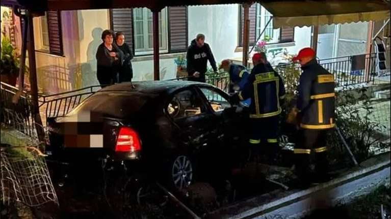 Σοβαρό τροχαίο στην Ηλεία: ΙΧ "προσγειώθηκε" σε αυλή σπιτιού - Διασωληνωμένος ο οδηγός