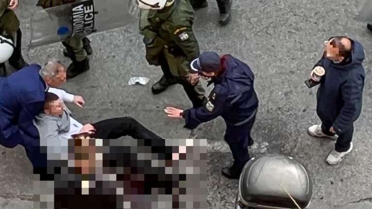 Εφετείο Αθηνών: Η στιγμή που ο μαχαιρωμένος νεαρός έχει πέσει τραυματισμένος μετά την επίθεση χούλιγκαν