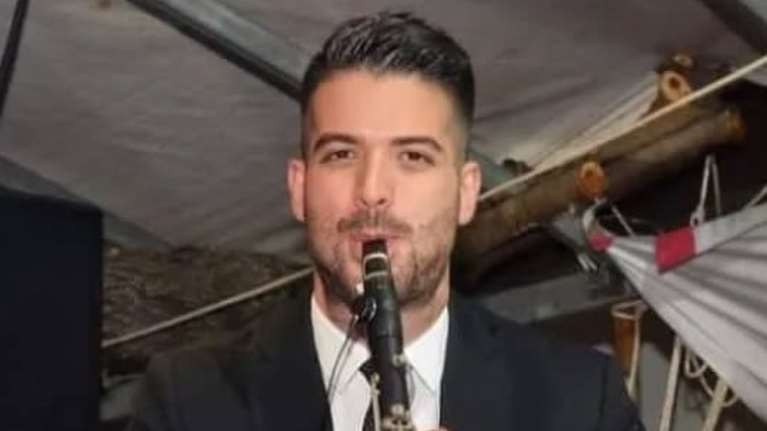 Άρης Μουγκοπέτρος: Ποιος είναι ο μουσικός που ακρωτηριάστηκε από κροτίδα - Τρία τα τραυματισμένα δάχτυλα